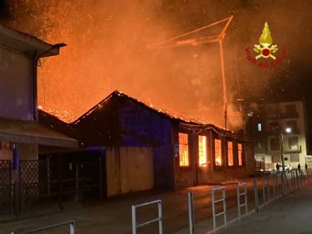 CIRIE' - Incendio devasta l'ex falegnameria di via Dante: vigili del fuoco al lavoro tutta la notte