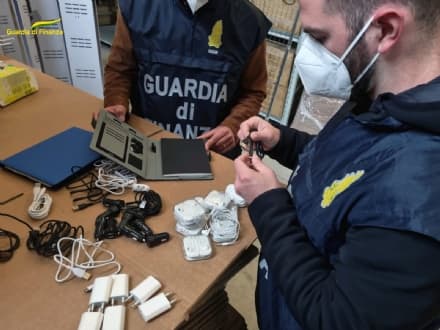 CANAVESE - Accessori telefonia cinesi spacciati per italiani: controlli della guardia di finanza in diversi negozi