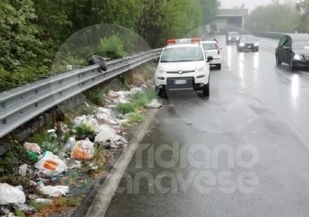 PARELLA - Discariche abusive sulla pedemontana: primi lavori per rimuovere i rifiuti - FOTO