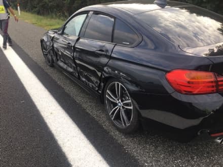 VOLPIANO - Sbanda sulla Torino-Aosta e sbatte contro i new-jersey