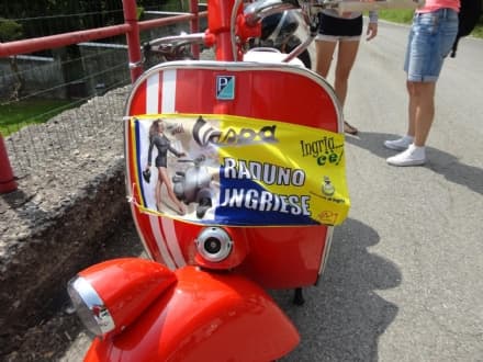 INGRIA - Grande successo per il raduno delle Vespe - FOTO
