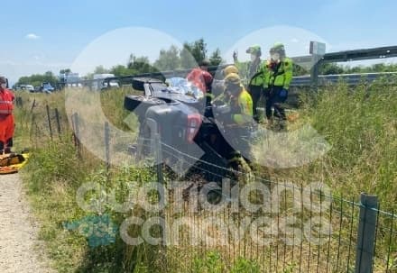 SAN GIORGIO CANAVESE - Grave incidente sull'autostrada Torino-Aosta: auto si ribalta e finisce fuori dalla carreggiata - FOTO