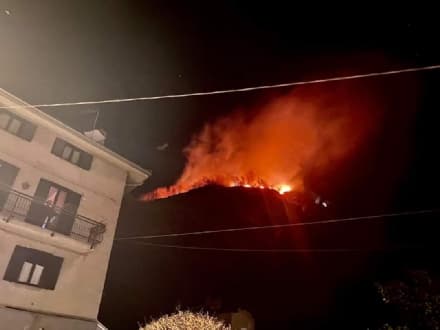 CAREMA - Bosco a fuoco nella notte, salva per miracolo la cappella di San Rocco - FOTO
