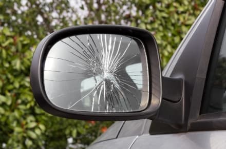 CUORGNE' - Colpisce un pedone con lo specchietto dell'auto e fugge: caccia all'auto pirata