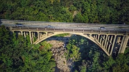 PONTE PRETI - Volontari ripuliscono il lato di Baldissero. Bozzello esulta: «Da noi poche parole e solo fatti concreti»