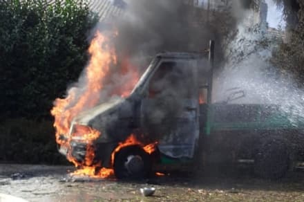 VALPERGA - Furgone a fuoco in via Massola: intervento di pompieri e carabinieri