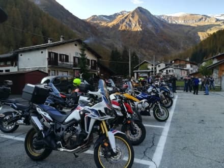 VALPRATO SOANA - Il gruppo «Moto Passione Canavese» in visita alla panchina gigante - FOTO