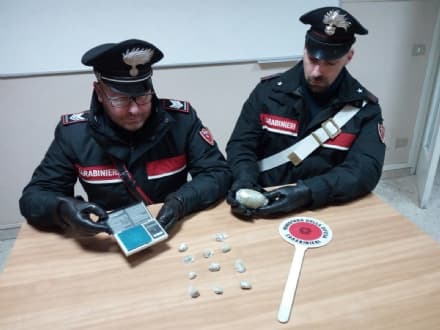IVREA - Droga in auto, un 21enne denunciato dai carabinieri