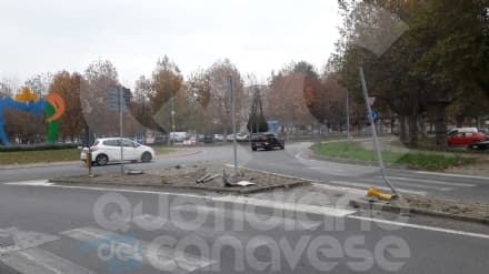 CASTELLAMONTE - Si schianta in rotonda per evitare un coniglio - FOTO