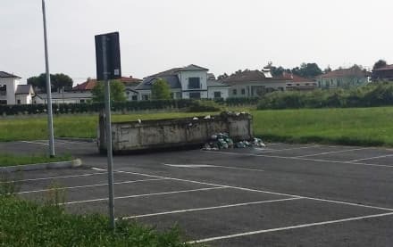 RIVAROLO - Rifiuti davanti al cimitero: protestano i rivarolesi