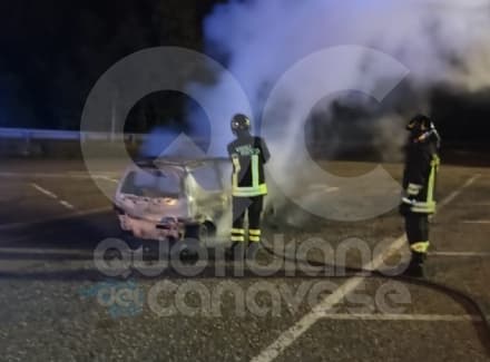 RIVAROLO CANAVESE - Auto in fiamme in piazza Mulinet, conducente lievemente ustionata