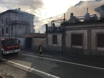 SETTIMO VITTONE - Furioso incendio devasta due abitazioni - FOTO