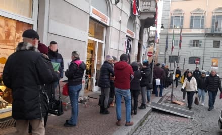 IVREA - Lunghe code per rinnovare il passaporto, fioccano le lamentele