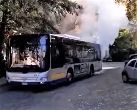 IVREA - Il pullman inizia a fumare dal motore, passeggeri a terra e corsa saltata. I pendolari pronti all'esposto in procura per i disservizi