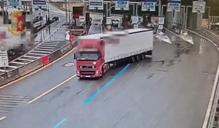 TORINO-AOSTA - Camion contromano per un chilometro: autista bloccato dalla polizia stradale - VIDEO