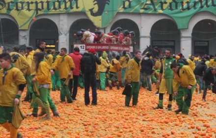 IVREA - Un cubetto di porfido lanciato durante la battaglia delle arance: scagionato l'unico indagato