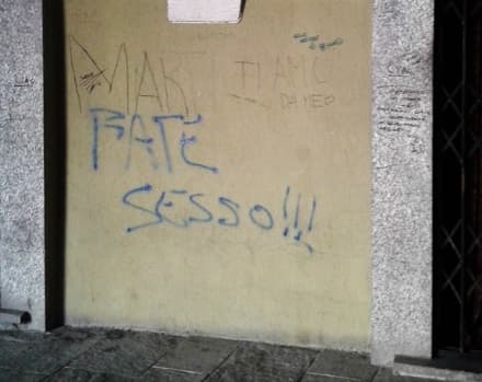 CUORGNE' - Idioti in azione imbrattano i portici di via Arduino