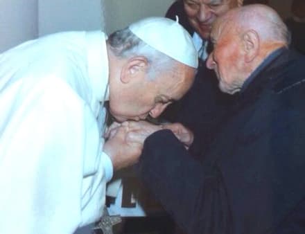 PAPA FRANCESCO ABBRACCIA DON NICOLA FALETTI