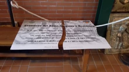 ALPETTE - Idioti spaccano la targa all'ingresso dell'Ecomuseo del Rame