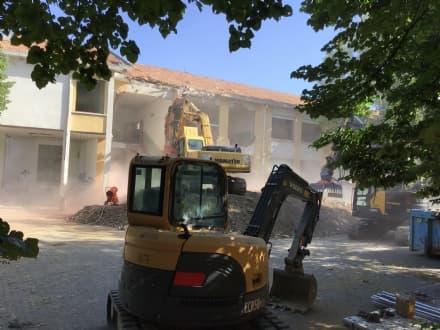 RIVAROLO - Addio alla vecchia scuola elementare: iniziata la demolizione dell'edificio. Nascerà un parco urbano - FOTO e VIDEO