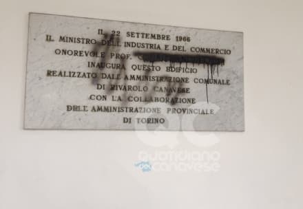 RIVAROLO - Idioti in azione danneggiano la lapide di Andreotti al Moro