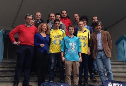 RIVAROLO - Gli ex allievi del liceo Aldo Moro consegnano le divise ai ragazzi