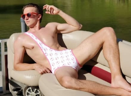 GLAMOUR - Brokini, il bikini monospalla da uomo