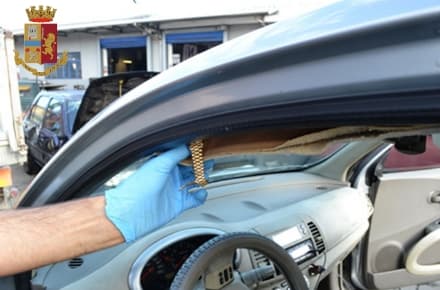 IVREA - Si finge un'amica di vecchia data per rubare l'orologio prezioso alla nonnina: 32enne arrestata dalla polizia