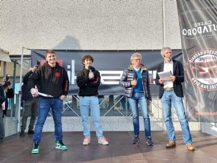 CHIVASSO - Maxischermo in piazza d'Armi per seguire Pecco Bagnaia nel gran premio di Valencia