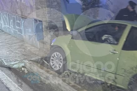 CUCEGLIO - Fuori strada con l'auto si schianta contro il muro di una casa - FOTO