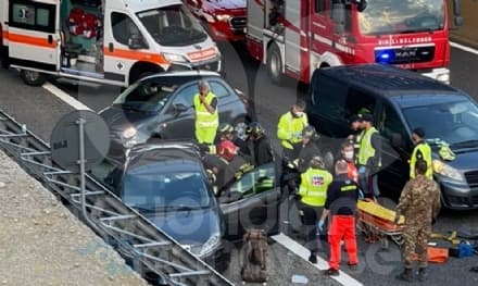 MORTALE SULL'AUTOSTRADA - Schianto a Rondissone sulla A4 Torino-Milano, tragico bilancio: una donna morta e due feriti