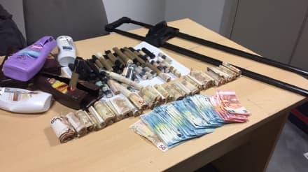 CASELLE - 900 mila euro nascosti in bagagli, cinture e shampoo - FOTO