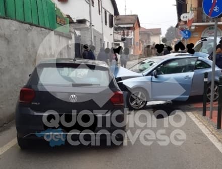 LEINI - Truffatori inseguiti dai carabinieri si schiantano in centro e vengono arrestati: una donna ferita