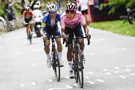 GIRO D'ITALIA - Yates attacca ma Egan Bernal si difende bene - FOTO