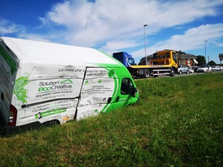 BUSANO - Scontro camion-furgone sulla provinciale per Front - FOTO
