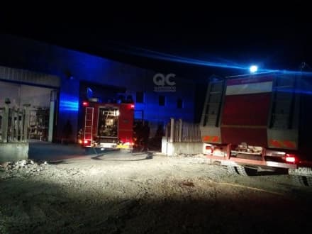 BUSANO - Incendio nel magazzino di un'azienda - FOTO e VIDEO
