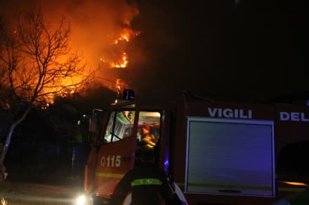ALLARME INCENDI - Una notte a Locana con vigili del fuoco e Aib. Attesa per i canadair - FOTO