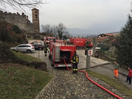 PAVONE - Incendio al castello: era solo una catasta di legna