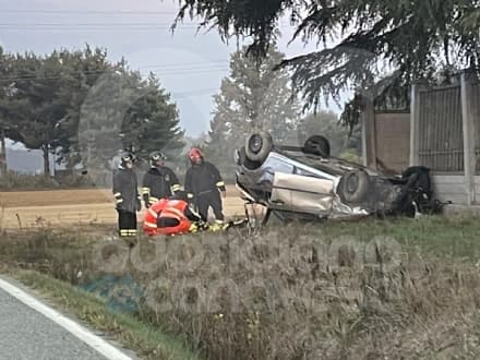 SAN BENIGNO - Perde il controllo dell'auto, si ribalta e si schianta contro la recinzione di un'azienda