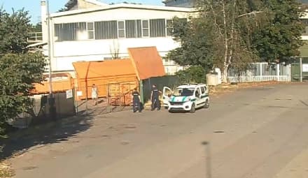 BORGARO - Quattro minori e una donna sorpresi a rubare all'ecocentro