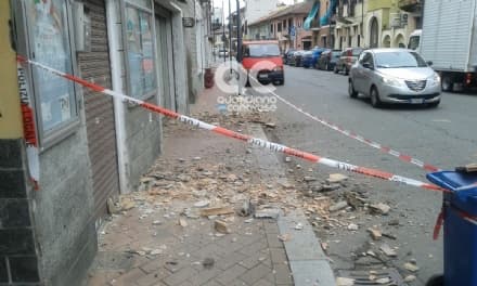 CASELLE - Crolla un cornicione: tragedia sfiorata - FOTO