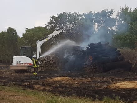 SAN GIUSTO - Incendio legnaia: provvidenziali i vigili del fuoco - FOTO