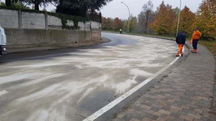 RIVAROLO CANAVESE - Autobus perde olio sulla strada: auto in testacoda, chiuso corso Rocco Meaglia - FOTO