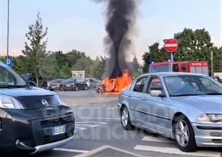 IVREA - Auto prende fuoco nel parcheggio del Lidl: intervento dei vigili del fuoco - VIDEO