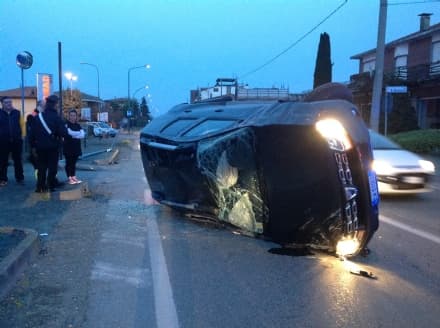 FAVRIA - Abbatte un palo e si ribalta con l'auto: donna ferita - VIDEO