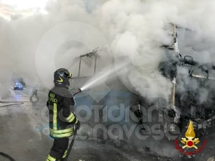 TORRE CANAVESE - Autobus di linea prende fuoco: autista accosta e fa scendere i passeggeri. Bus distrutto - FOTO e VIDEO
