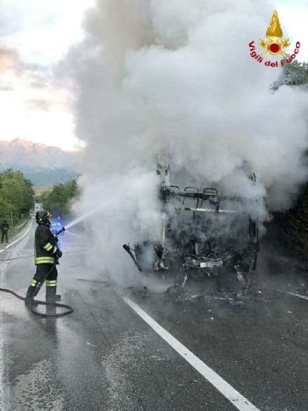 TORRE CANAVESE - Incendio devasta autobus Gtt: «Solo per il pronto intervento dell'autista il rogo non si è trasformato in una tragedia»