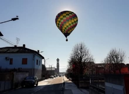 CHIVASSO - Partono dalla Svizzera in mongolfiera e atterrano nei prati della frazione Betlemme