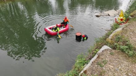 VOLPIANO - Allarme lungo il torrente Malone, quattro fusti in metallo gettati in acqua - FOTO