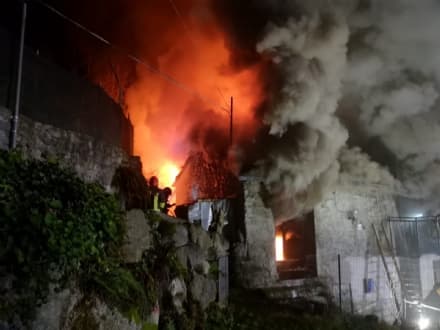 LOCANA - Incendio devasta una casa: due persone in salvo - FOTO E VIDEO